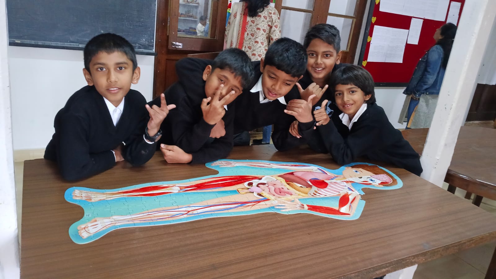Puzzled With Their Own Body: Grade 5 Tackles Anatomy Hands-On at bms