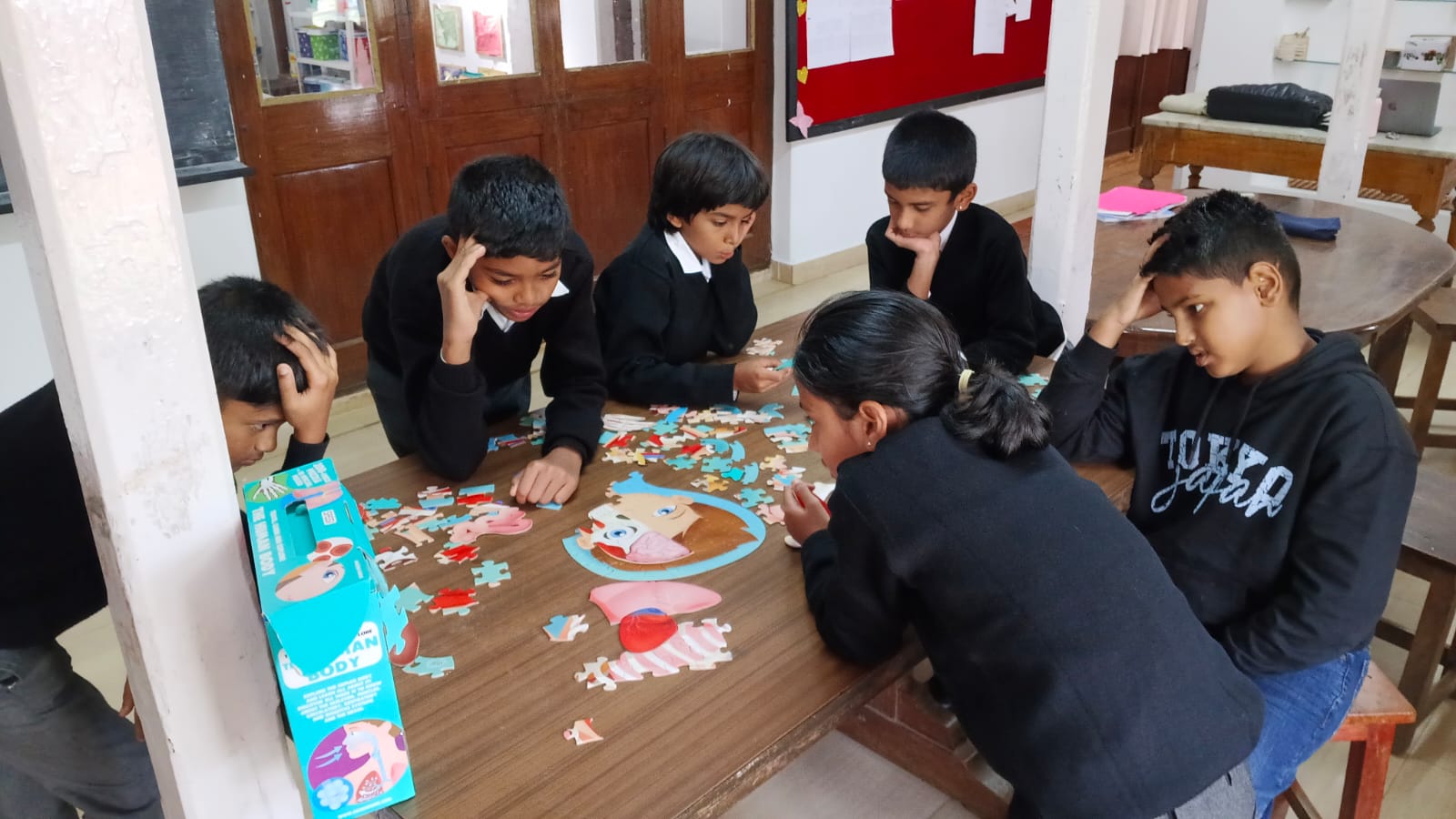 Puzzled With Their Own Body: Grade 5 Tackles Anatomy Hands-On at bms